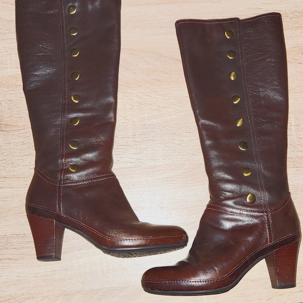 Clarks leather knee high fitted boot 7.5.